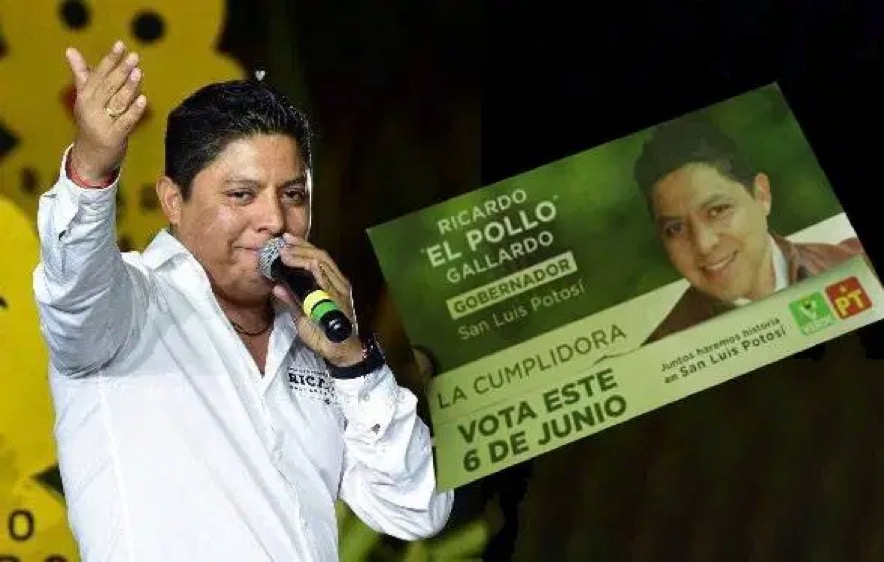 El candidato a la gubernatura de San Luis Potosí por el Partido Verde, Ricardo «El pollo Gallardo» reparte tarjetas a cambio de votos