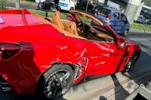 ¿Y de quién fue la culpa? Ferrari choca contra microbús en el Periférico de la CDMX