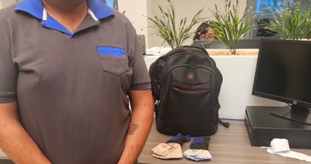 Taxista devuelve mochila con 100 mil pesos que pasajero olvidó… se busca al dueño