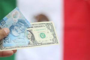 ¿Por qué cayó el peso? Dólar se dispara tras caída de bolsas mundiales; esto sabemos 💸💸