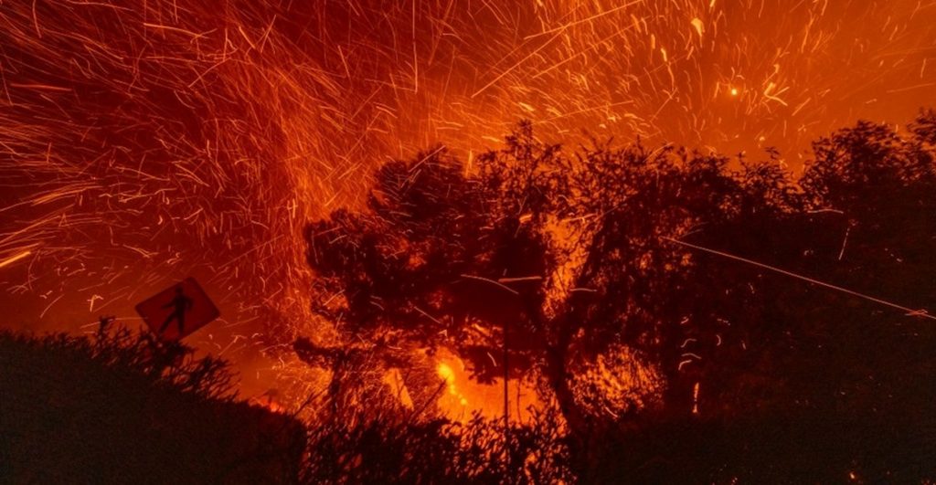 5 muertos y 130,000 personas evacuadas: Los números de los incendios en California 🔥