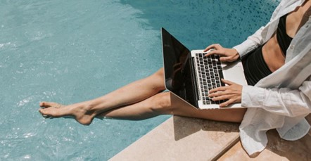 6 de cada 10 boomers, millennials y centennials trabajan durante sus vacaciones en México 🏖🏖