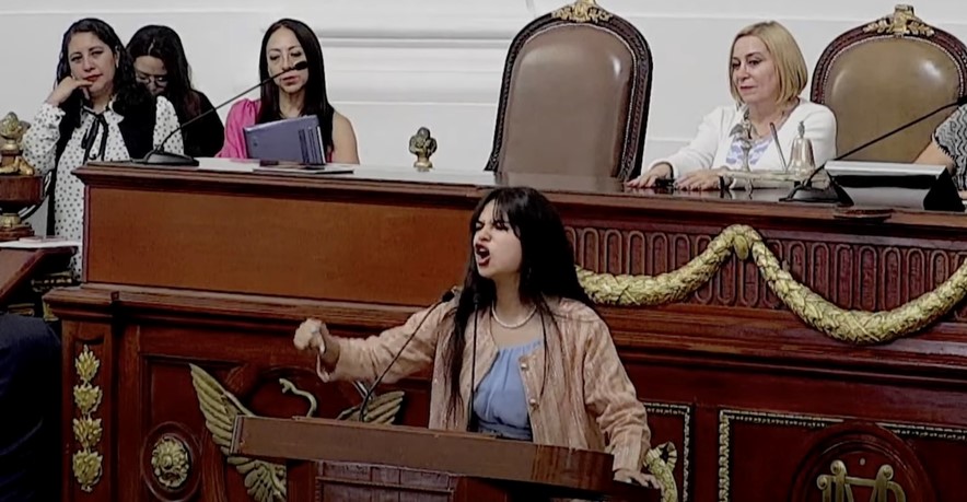 Joven premiada le reclama en la cara a Diputados: No hacen nada y no hacen caso