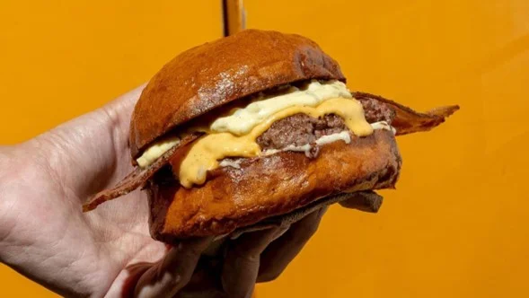 Burgerlandia: La Guía Definitiva para el Paraíso Carnívoro en el Corona Capital