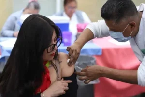 Odisea por la vacuna: Capitalinos enfrentan largas filas y desabasto de dosis contra sarampión