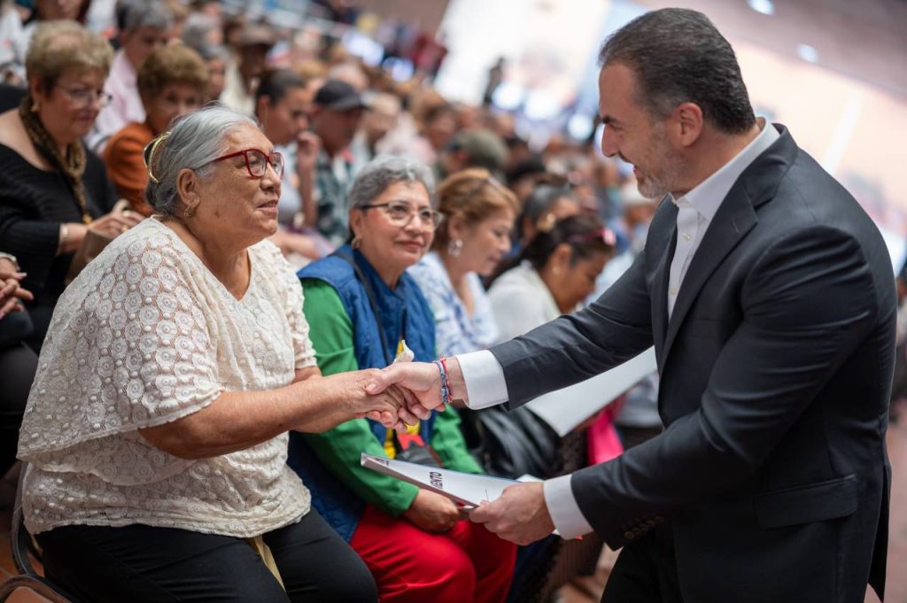 Encabeza Adrián de la Garza entrega de 500 testamentos