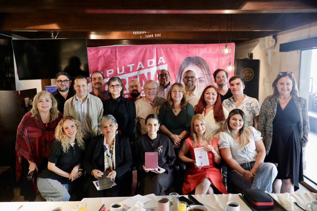 Lorena de la Garza dialoga con poetas regios sobre profesionalización cultural