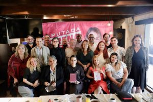 Lorena de la Garza dialoga con poetas regios sobre profesionalización cultural