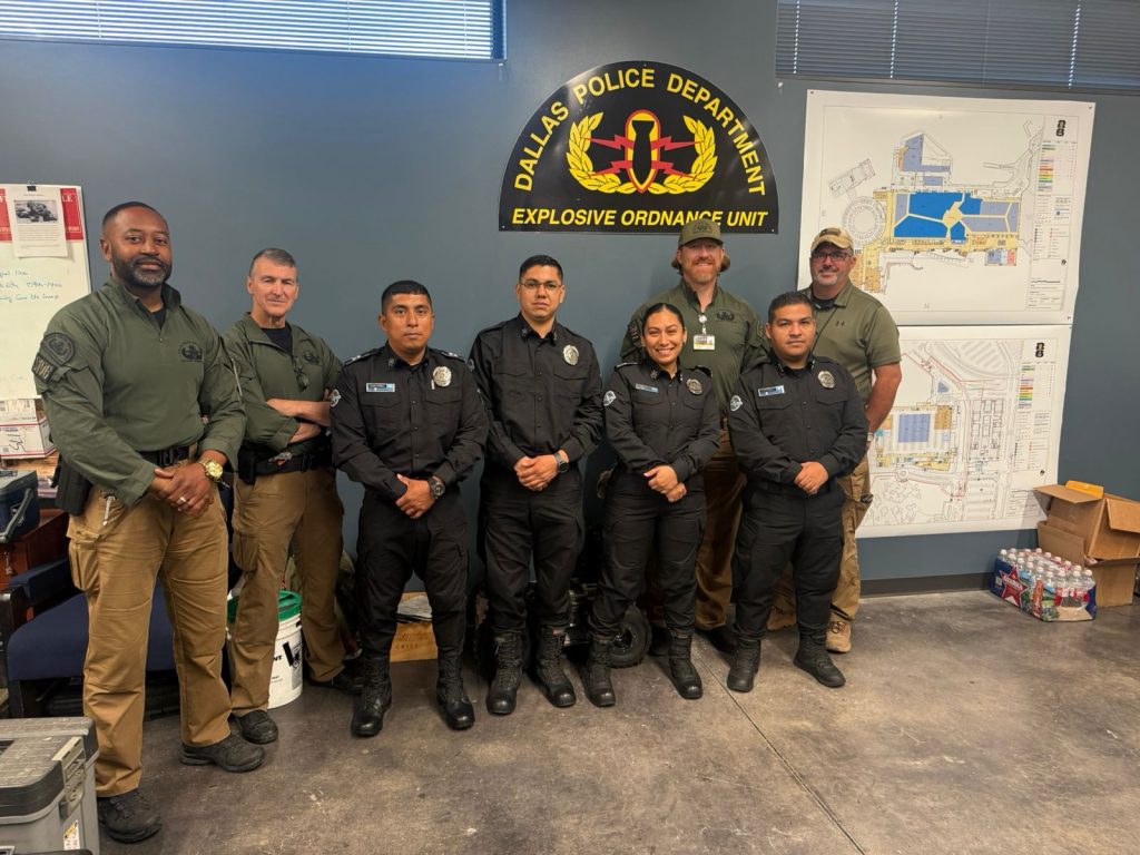 Visitan policías de Dallas al alcalde Adrián de la Garza