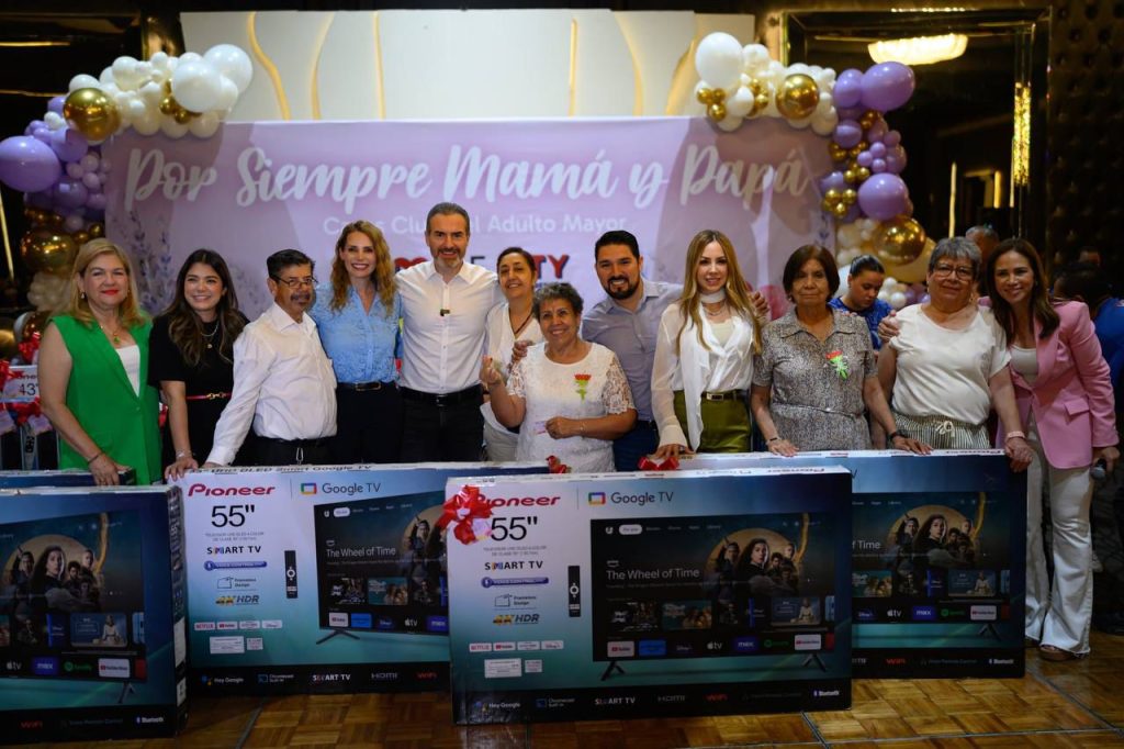 Rinden Adrián de la Garza y Gaby Oyervides homenaje a los adultos mayores de Monterrey